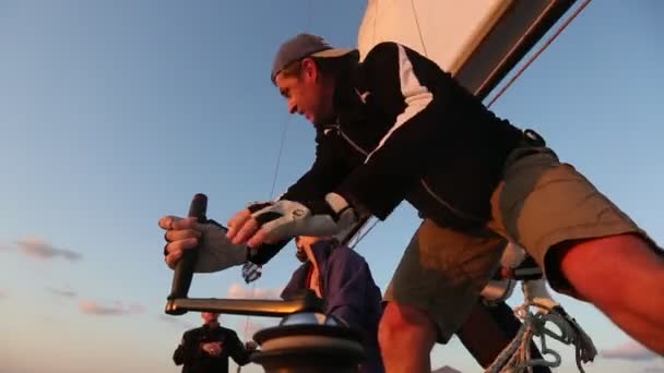 Marinheiros participam na regata de vela — Vídeo de Stock
