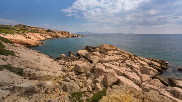 Rotsachtige kust van de Egeïsche zee — Stockfoto