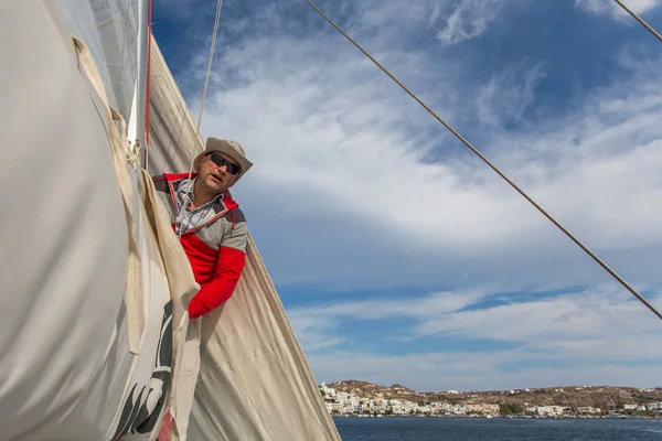 Un marin participe à une régate de voile — Photo