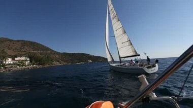 Denizciler yelkenli yarışlarına katılıyorlar.