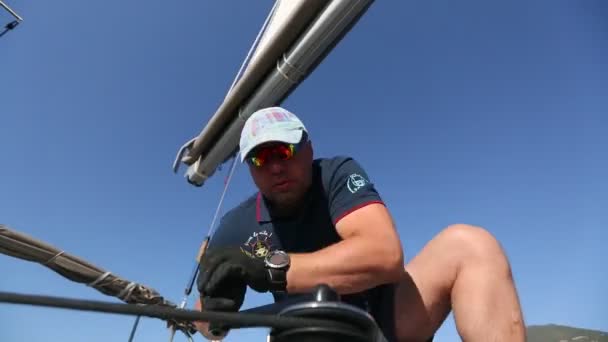 Marinero participar en regata de vela — Vídeo de stock