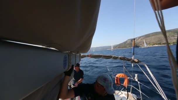 Zeilers deelnemen aan zeilregatta — Stockvideo