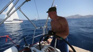 Yachtsman yarış, onun yelken yaht sırasında tekne deniz üzerinde.