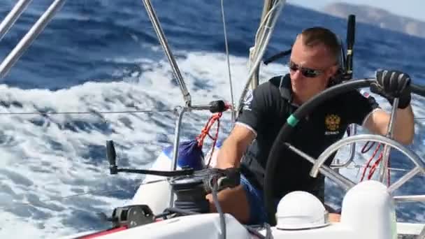 Russischer Skipper am Steuer einer Segeljacht während des Rennens.