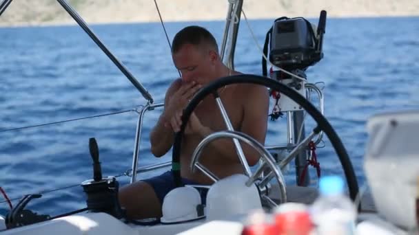 Skipper Yachtsman während des Rennens, auf seinem Segelyaht-Boot auf dem Meer. — Stockvideo