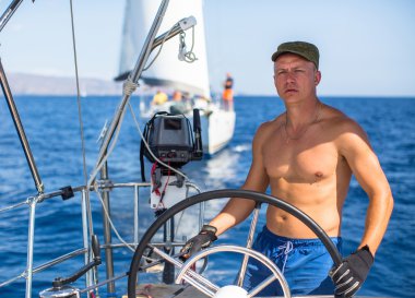 Kaptan sürücü yelkenli tekne