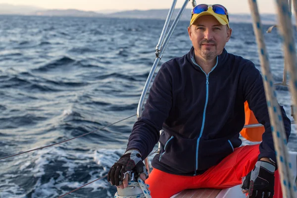 Mannen sitter på yacht — Stockfoto