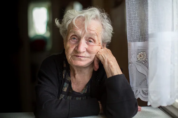 Triste senhora idosa — Fotografia de Stock