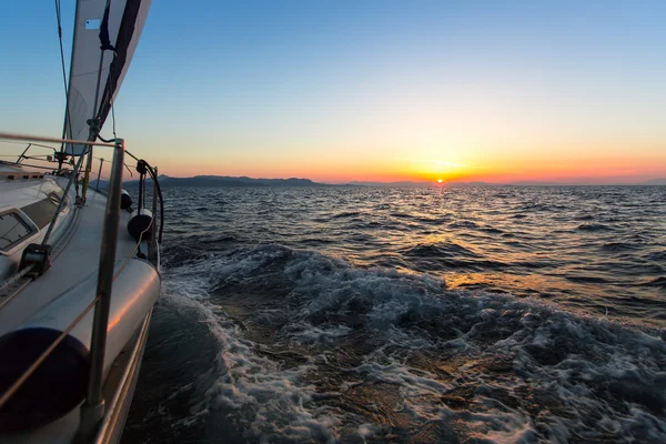 Парусная яхта в Эгейском море — стоковое фото