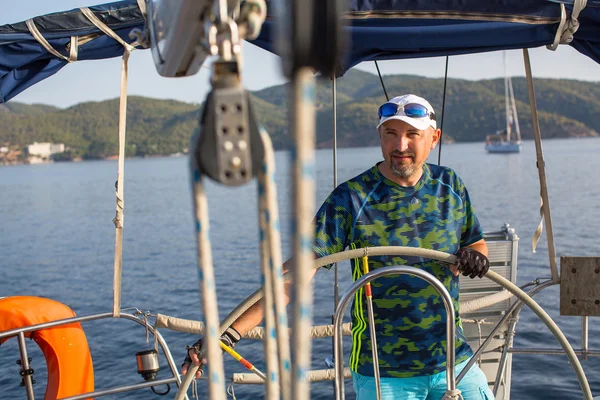 Capitão dirige o barco à vela — Fotografia de Stock