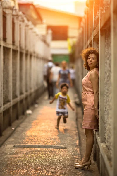 Femme asiatique debout au mur — Photo