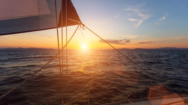 Solnedgång från segelbåt — Stockfoto