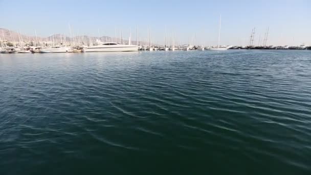 Yacht émerge de Marina — Video