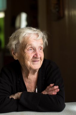 Oturan yaşlı kadın