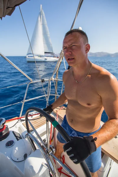 Homme dirige yacht à voile — Photo