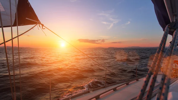 Piękny zachód słońca w otwarte morze — Zdjęcie stockowe