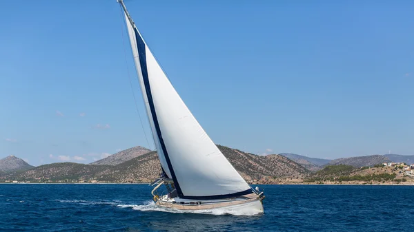 Yacht with white sails — Stock Photo, Image