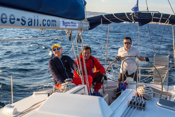 Segler nehmen an Segelregatta teil — Stockfoto