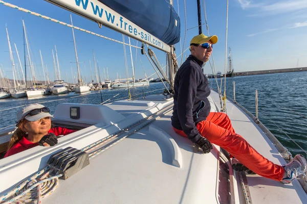 Sailors participate in sailing regatta — Stock Photo, Image