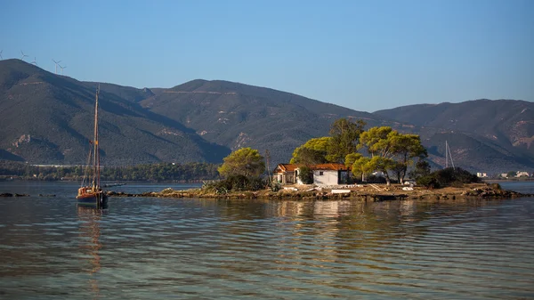 Kleine Insel in der russischen Bucht — Stockfoto