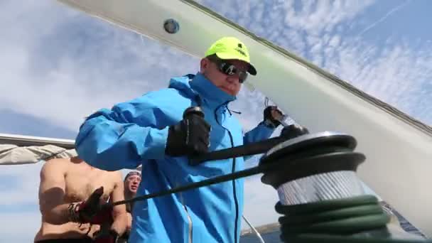 Les marins participent à la régate de voile — Video