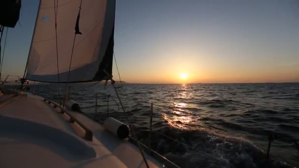 Pôr do sol do mar a partir de barco à vela — Vídeo de Stock
