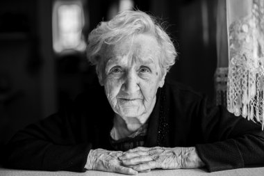 Gülümseyen yaşlı kadın