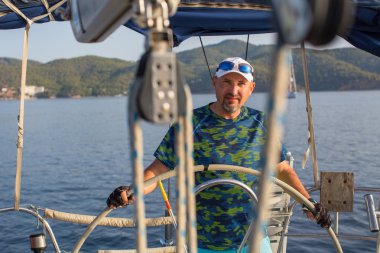 adam ederek, yelkenli yat