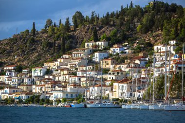 Poros Adası'nda bulutlu gün