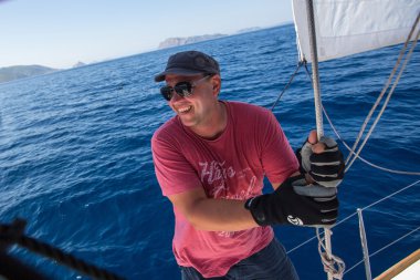 Denizci yelkenli yarışlarına katılıyor.