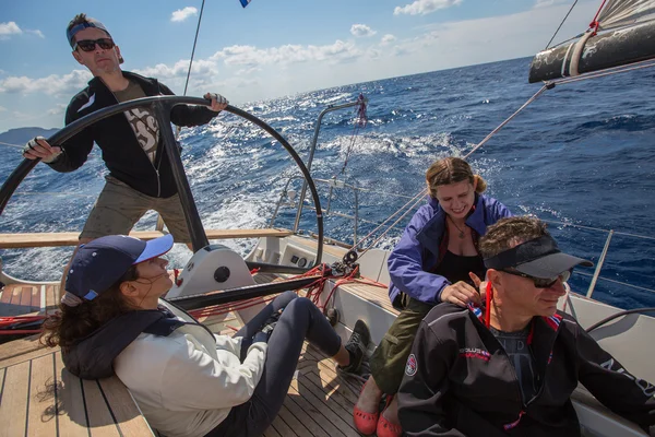 Segler nehmen an Segelregatta teil — Stockfoto