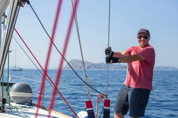 Marinero participar en regata de vela Imágenes de stock libres de derechos