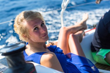 Denizci yelkenli yarışlarına katılıyor.