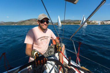 Denizci yelkenli yarışlarına katılıyor.