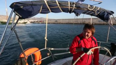 Denizci yelkenli yarışlarına katılıyor.