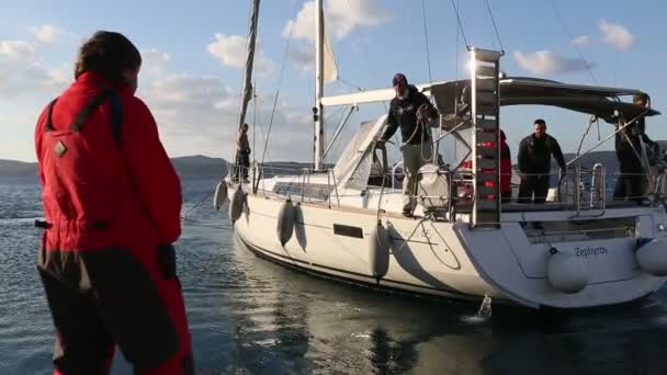 Zeilers deelnemen aan zeilregatta — Stockvideo