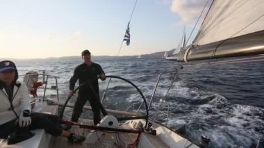 Denizciler yelkenli yarışlarına katılıyorlar.