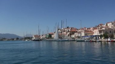 yelken gemi Poros sahil boyunca