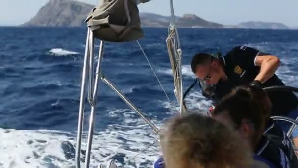 Los marineros participan en regata de vela — Vídeo de stock