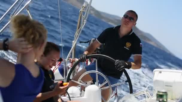Los marineros participan en regata de vela — Vídeo de stock