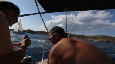 Denizciler yelkenli yarışlarına katılıyorlar.