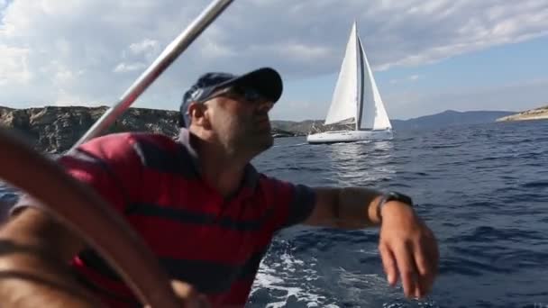 Zeilers deelnemen aan zeilregatta — Stockvideo