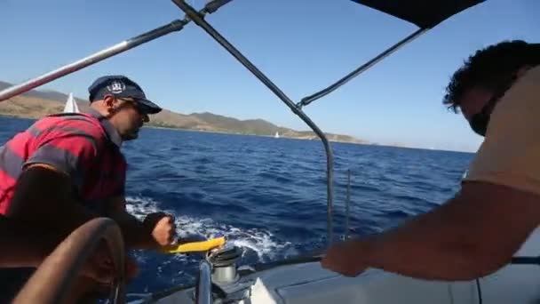 Моряки участвуют в парусной регате — стоковое видео
