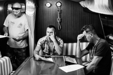 Brifing sırasında yelkenli Kaptan