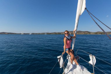 Denizci yelkenli yarışlarına katılıyor.