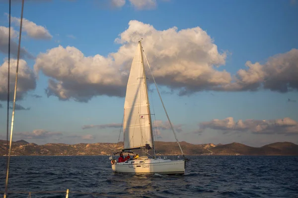 Sailors participate in sailing regatta — Stock Photo, Image