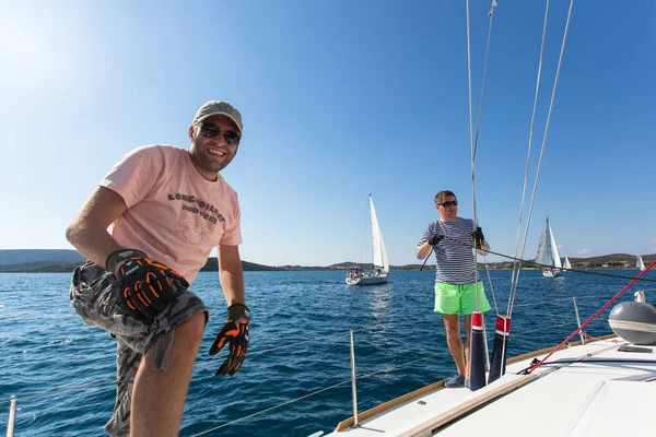 Segler nehmen an Segelregatta teil — Stockfoto