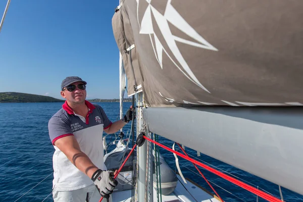 Zeiler deelnemen aan zeilregatta — Stockfoto