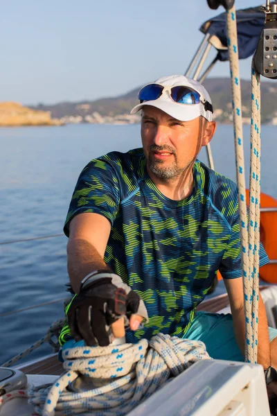 Homem em seu iate barco à vela — Fotografia de Stock