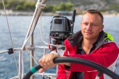 Kaptan steers tekne genç adam